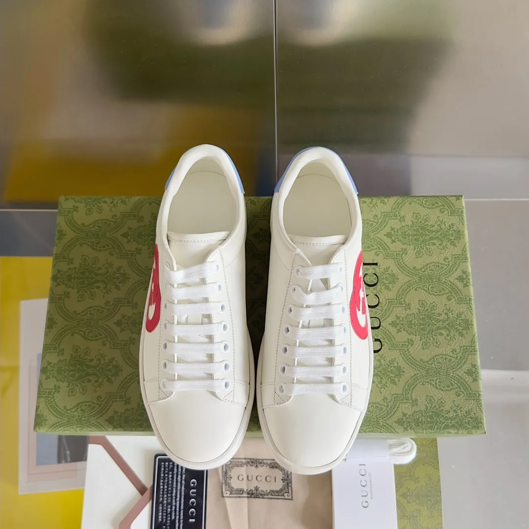 👟👟Ex-factory price 540👟👟 Men's size +10 Top version: Gucci G family classic Ace series Embroidery Little Bee White Shoes Couple Style Ribbon Love Casual Sports Shoes Sneakers Original Purchase Development Production This brand's classic low-top sports shoes interweave golden embroidered bees with red and green webbing. The bee is a classic element of the brand. It appeared in the Gucci ready-to-wear series in the 1970s. Exquisite packaging at the delivery counter🛍📦 ▪️Fabrics: Original custom imported first-layer cowhide ▪️Foots: Original custom cowhide lining ▪️Sole: Original open-molded rubber non-slip material ▪️Sole thickness: 2.5CM ▪️Size: Women's 34-41 (customized 34/41) ▪️Size: Men's 38-46 (38/46 customized)